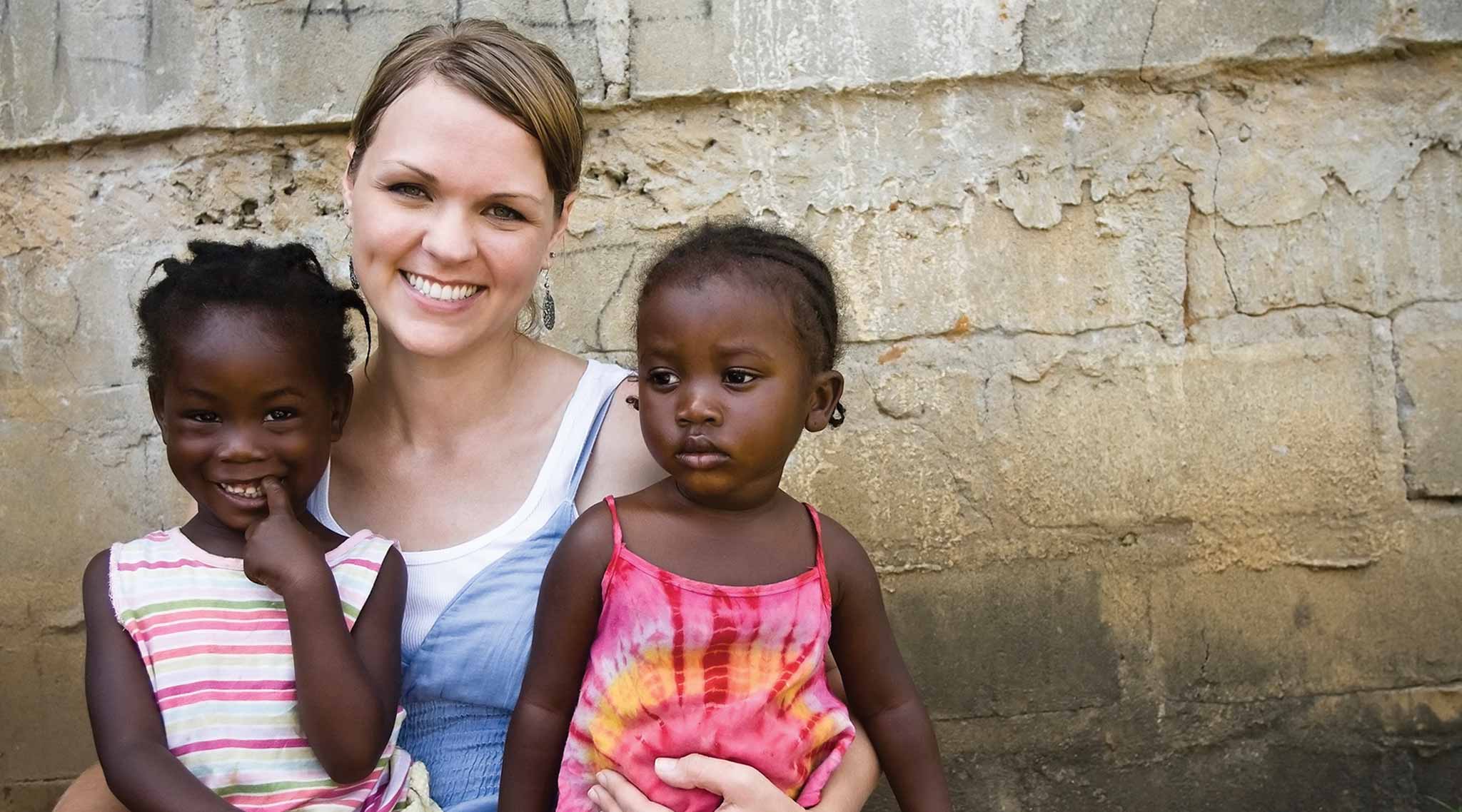 Африка белая женщина. Африканка с ребенком. Усыновить темнокожего ребенка. Африканская женщина с ребенком. Дети от африканцев.