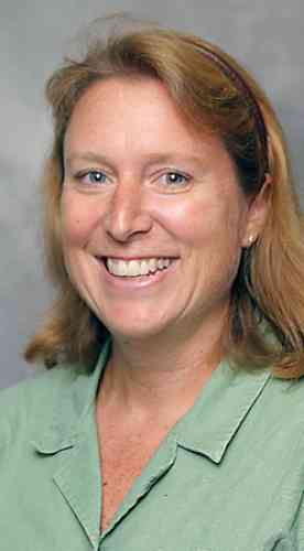 Photo Lynelle Phillips: Grinning caucasian woman with blond hair and green blouse