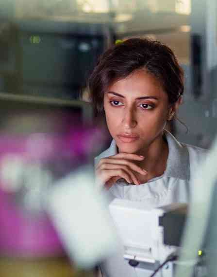 Vet tech working in a lab.